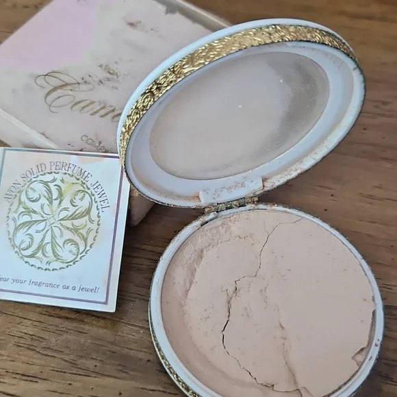 Vintage Avon Cameo Solid Perfume Compact - Picture 2 of 9